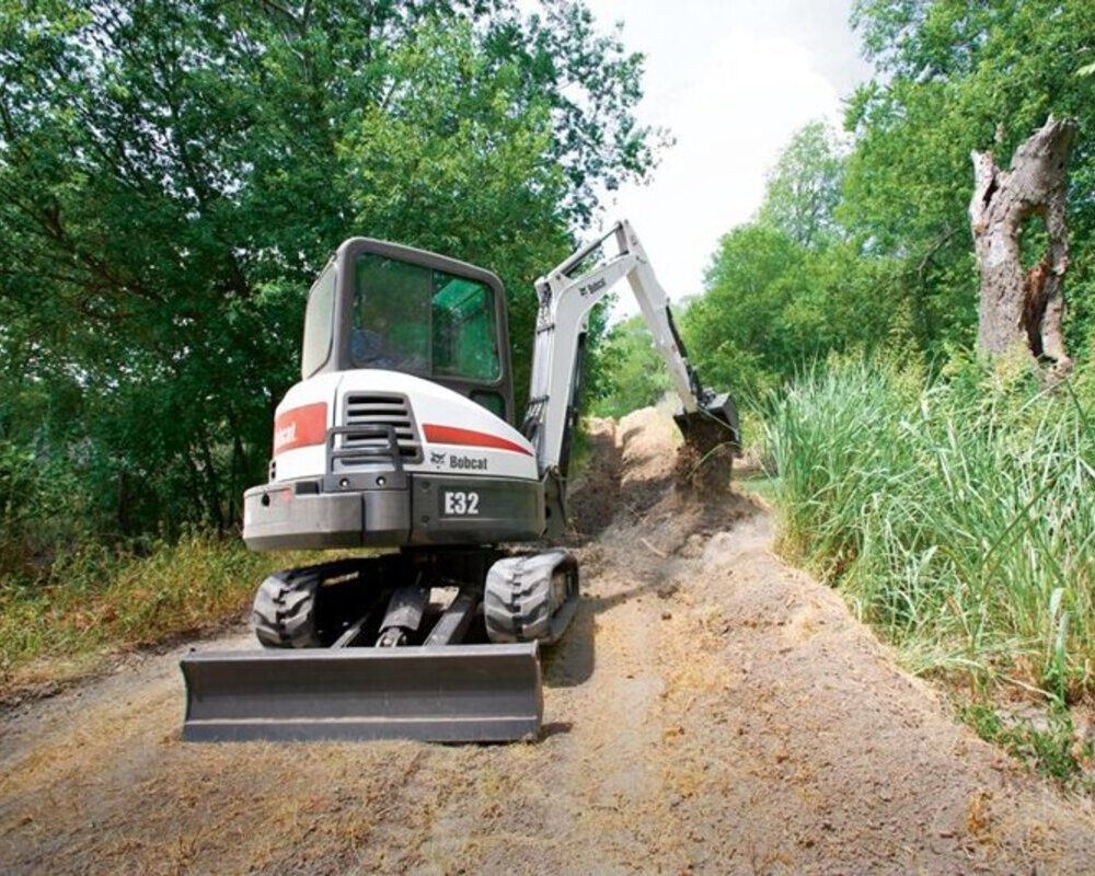 sdvoennaya-podmetalnaya-ustanovka-na-baze-gruzovika-bobcat-e32-1 (1) (1)